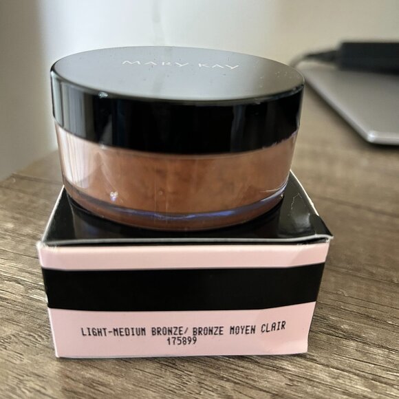 Mary Kay Silky Setting Powder (Light Medium Bronze) - Picture 1 of 3